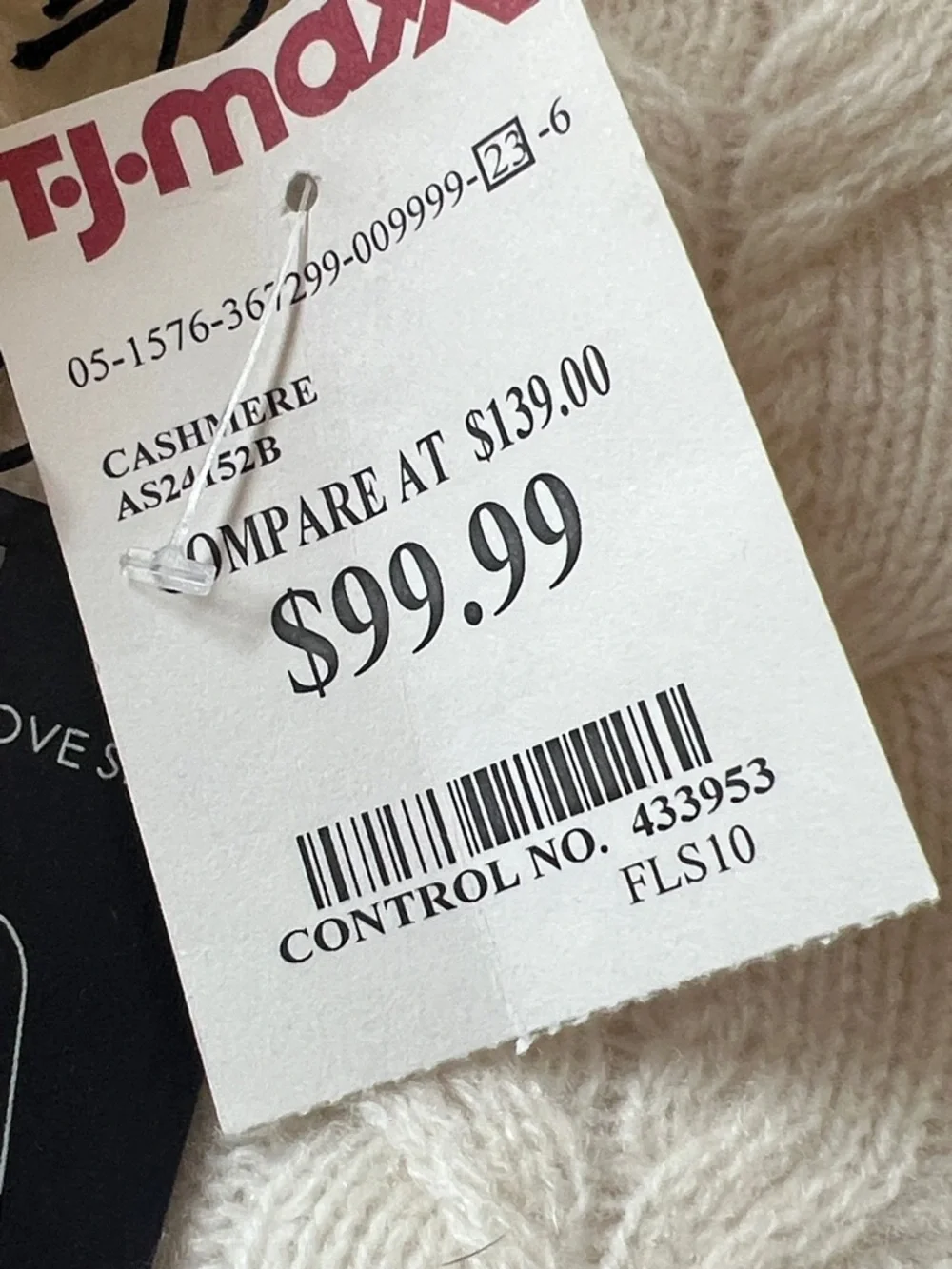 NWT 100%  TAHARI Cream Cable-Knit Crewneck Cashmere Sweater with Glove box set. - Picture 5 of 8